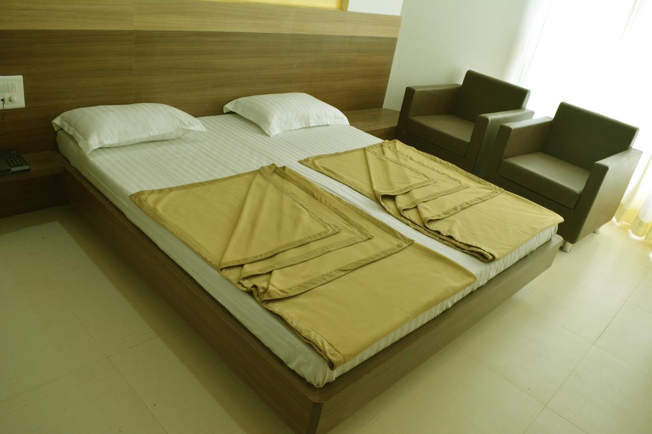 Oyo 10672 Hotel Riviera Nashik Zewnętrze zdjęcie