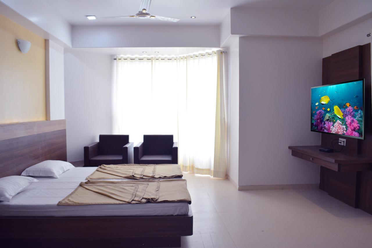 Oyo 10672 Hotel Riviera Nashik Zewnętrze zdjęcie