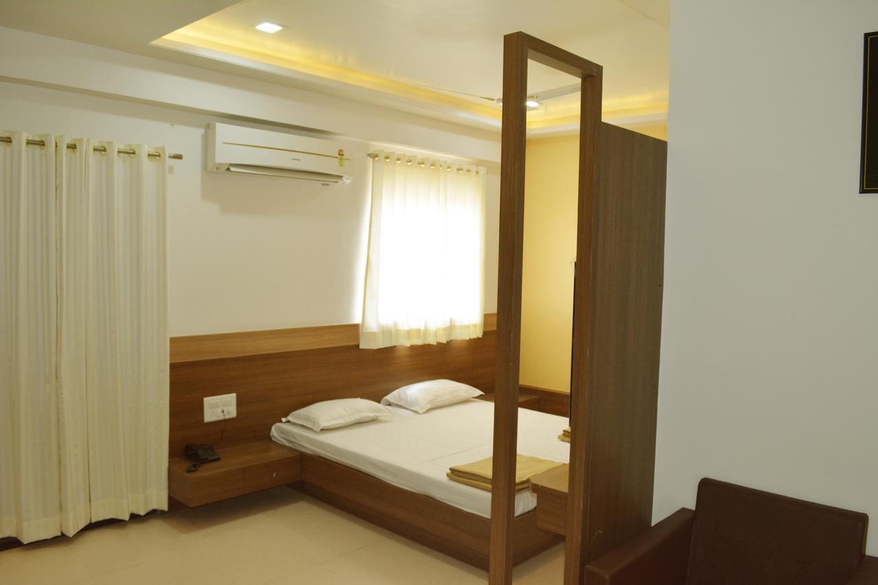 Oyo 10672 Hotel Riviera Nashik Zewnętrze zdjęcie
