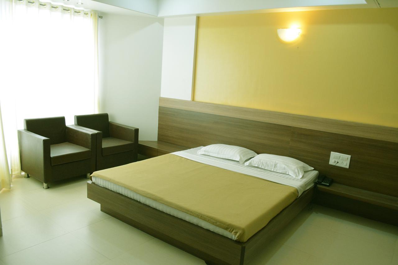 Oyo 10672 Hotel Riviera Nashik Zewnętrze zdjęcie
