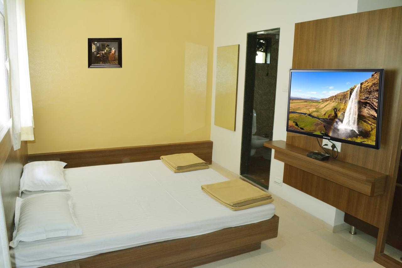 Oyo 10672 Hotel Riviera Nashik Zewnętrze zdjęcie