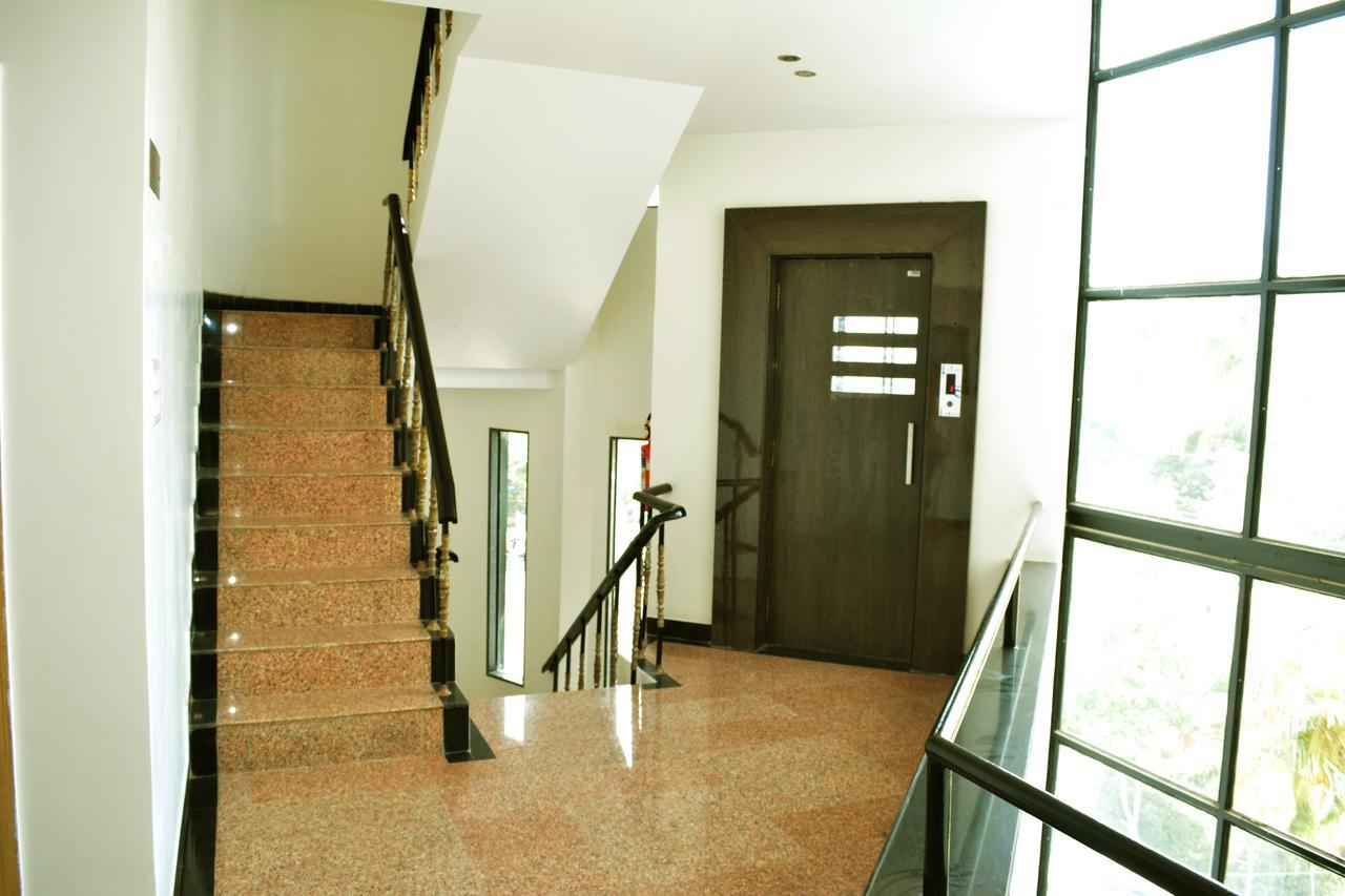 Oyo 10672 Hotel Riviera Nashik Zewnętrze zdjęcie