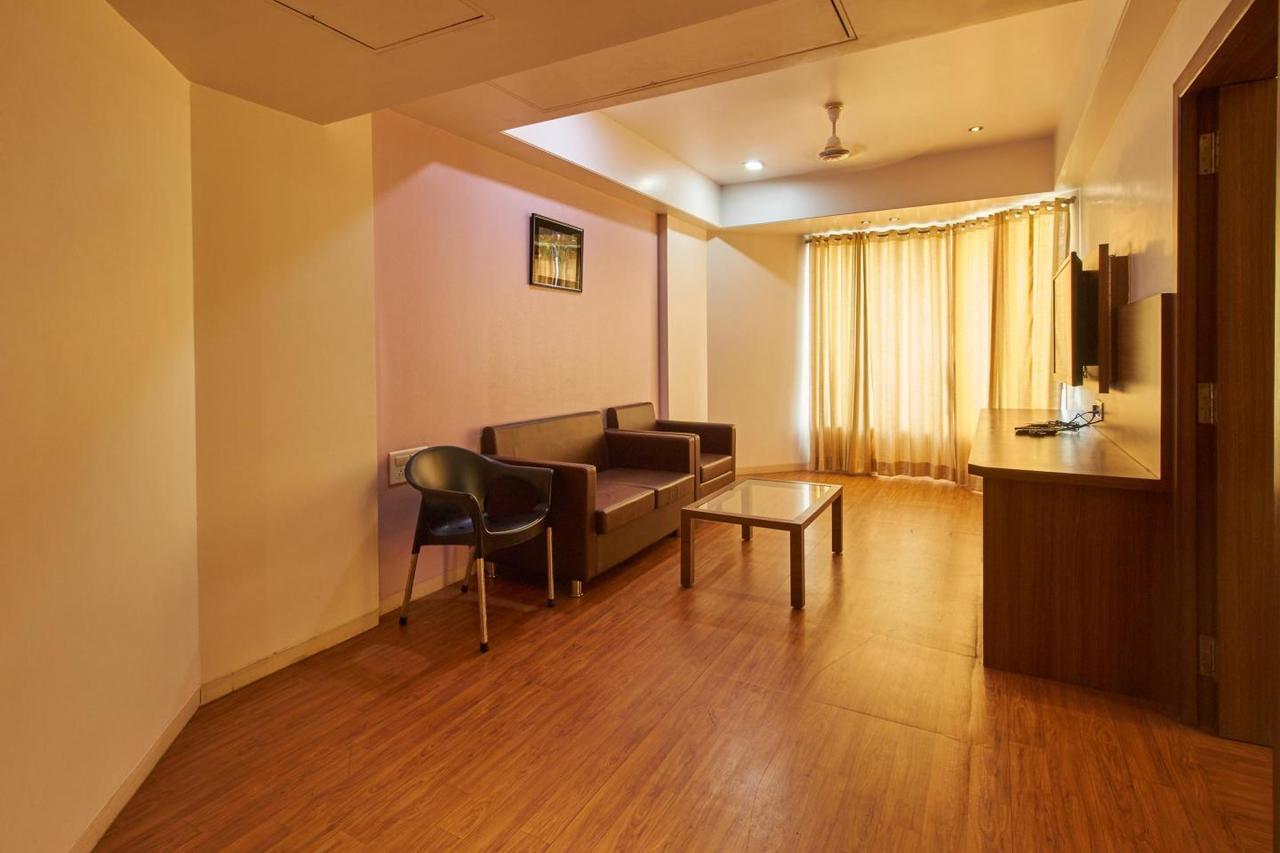 Oyo 10672 Hotel Riviera Nashik Zewnętrze zdjęcie