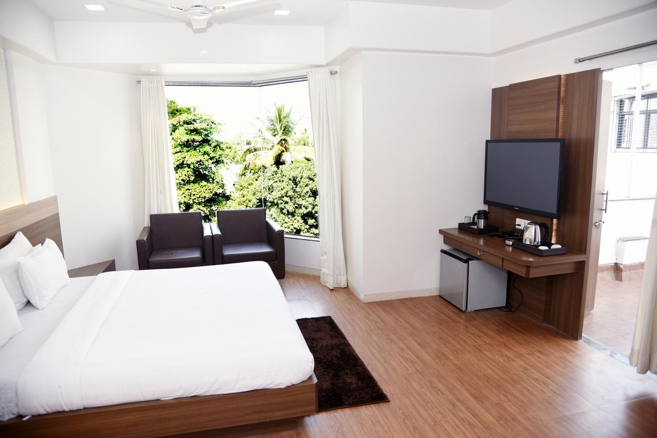 Oyo 10672 Hotel Riviera Nashik Zewnętrze zdjęcie
