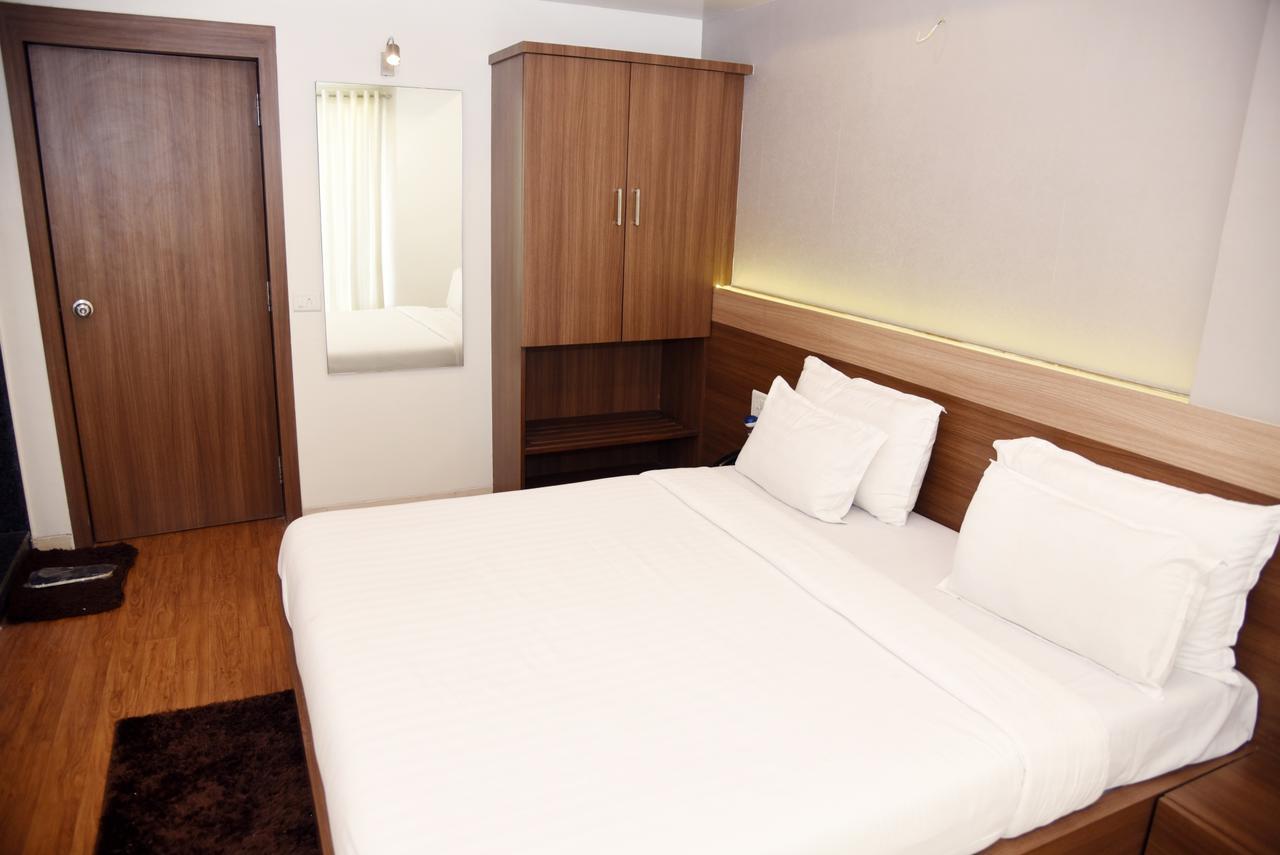 Oyo 10672 Hotel Riviera Nashik Zewnętrze zdjęcie