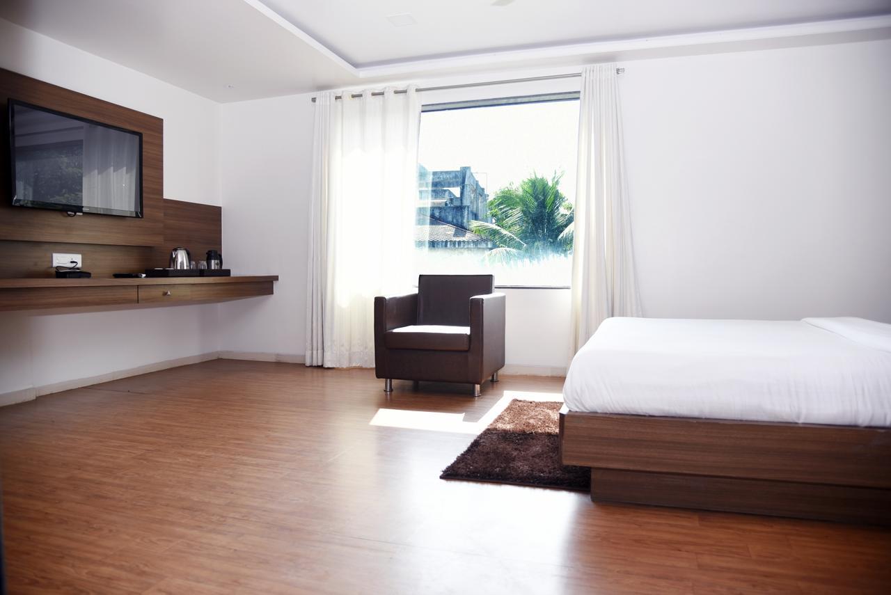Oyo 10672 Hotel Riviera Nashik Zewnętrze zdjęcie
