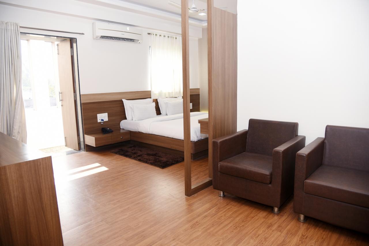 Oyo 10672 Hotel Riviera Nashik Zewnętrze zdjęcie