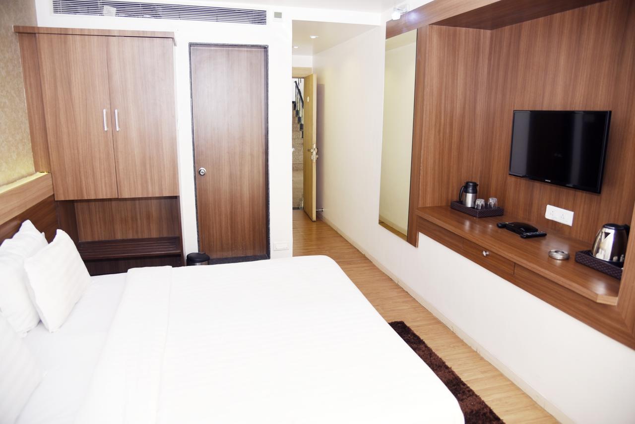 Oyo 10672 Hotel Riviera Nashik Zewnętrze zdjęcie