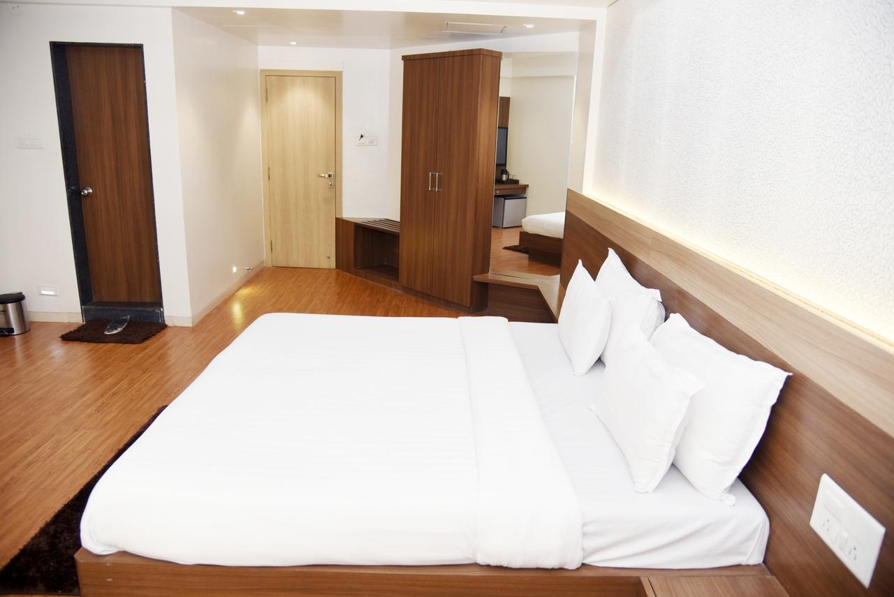 Oyo 10672 Hotel Riviera Nashik Zewnętrze zdjęcie