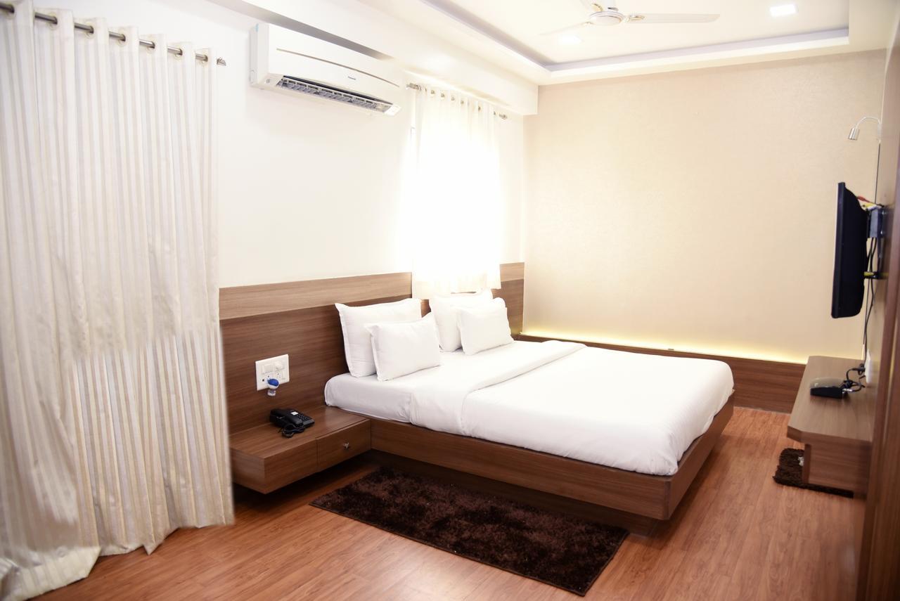 Oyo 10672 Hotel Riviera Nashik Zewnętrze zdjęcie
