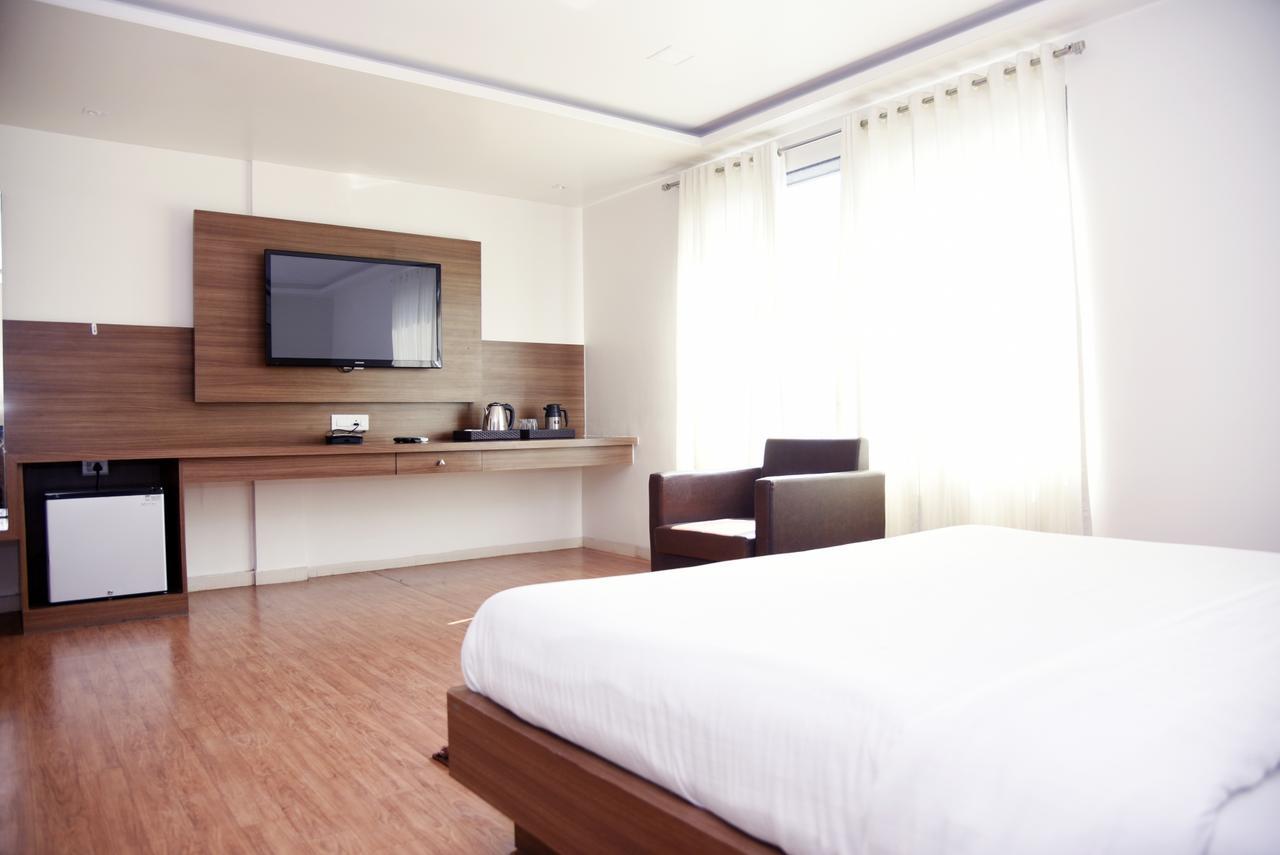 Oyo 10672 Hotel Riviera Nashik Zewnętrze zdjęcie