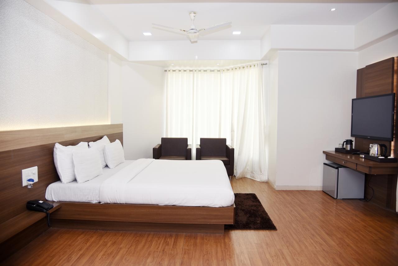 Oyo 10672 Hotel Riviera Nashik Zewnętrze zdjęcie