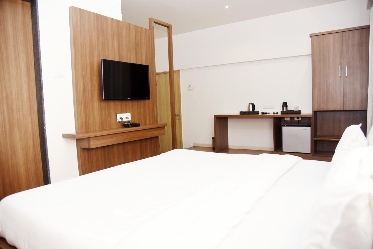 Oyo 10672 Hotel Riviera Nashik Zewnętrze zdjęcie