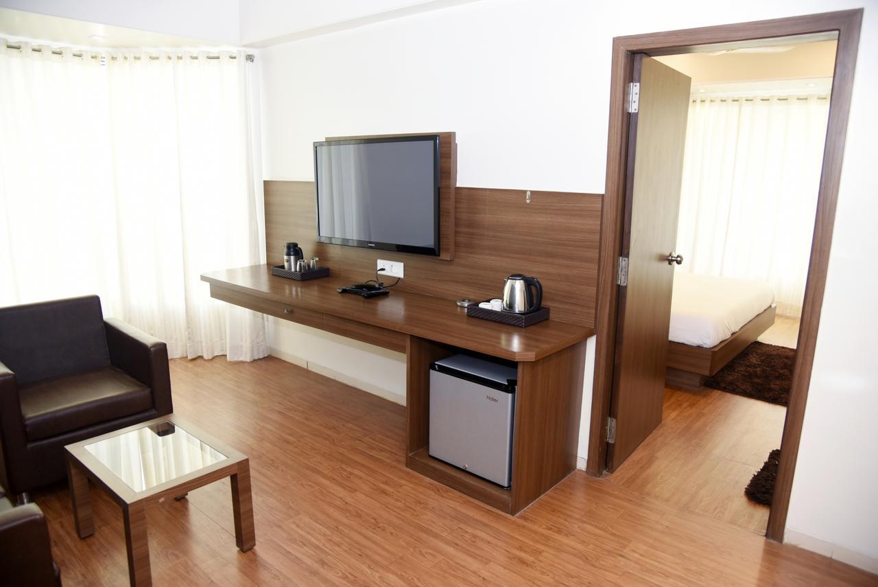 Oyo 10672 Hotel Riviera Nashik Zewnętrze zdjęcie