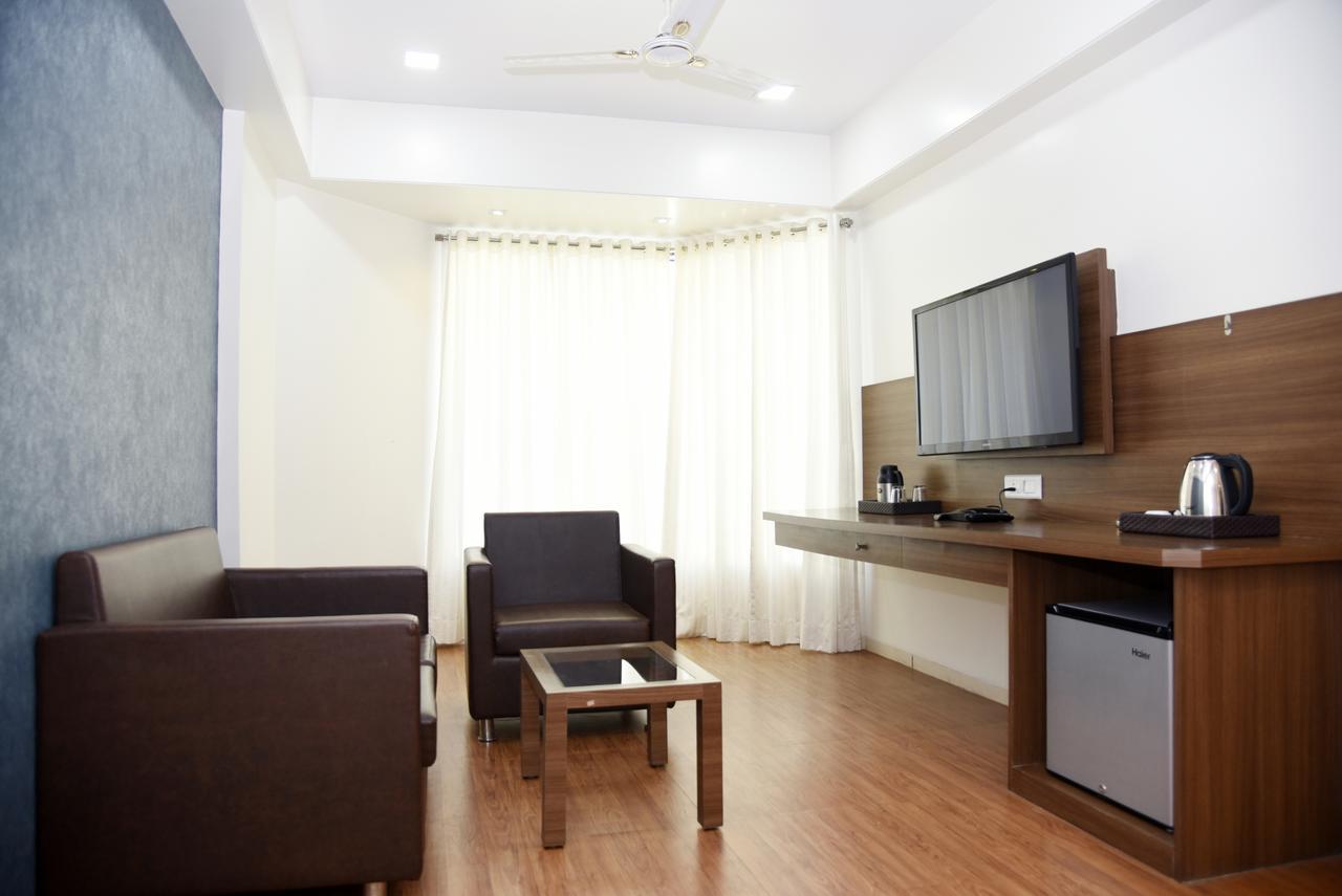 Oyo 10672 Hotel Riviera Nashik Zewnętrze zdjęcie