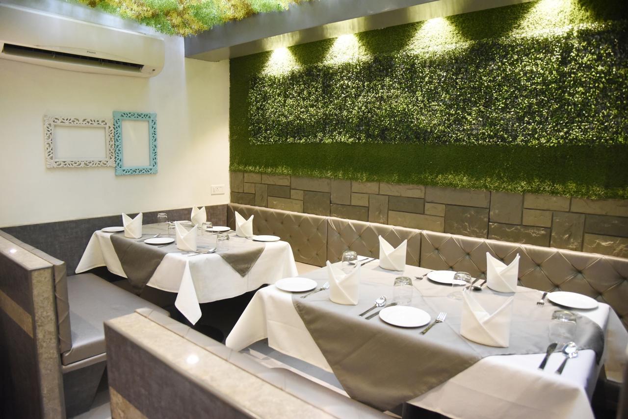 Oyo 10672 Hotel Riviera Nashik Zewnętrze zdjęcie