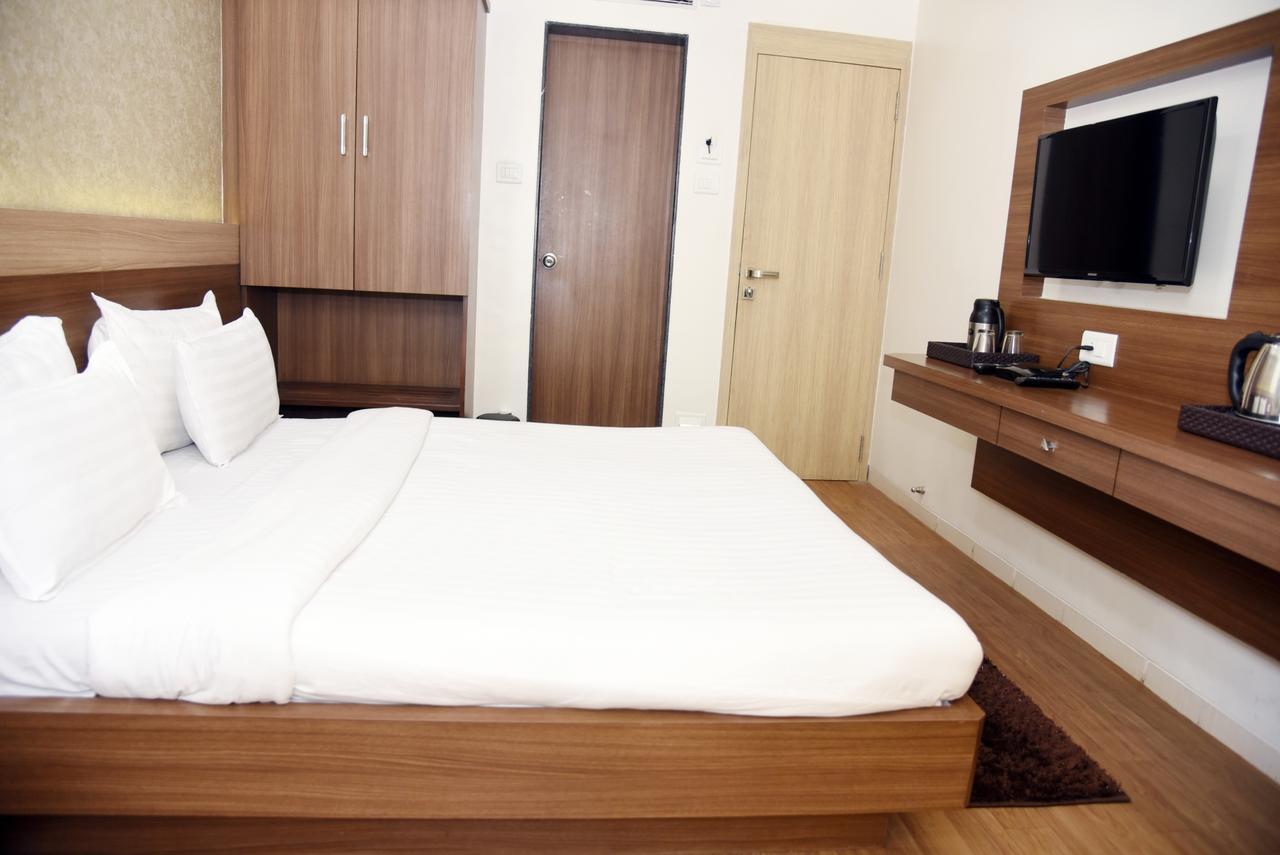 Oyo 10672 Hotel Riviera Nashik Zewnętrze zdjęcie