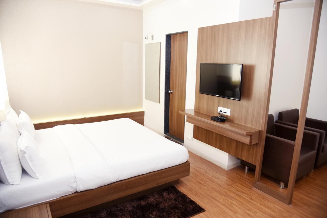 Oyo 10672 Hotel Riviera Nashik Zewnętrze zdjęcie
