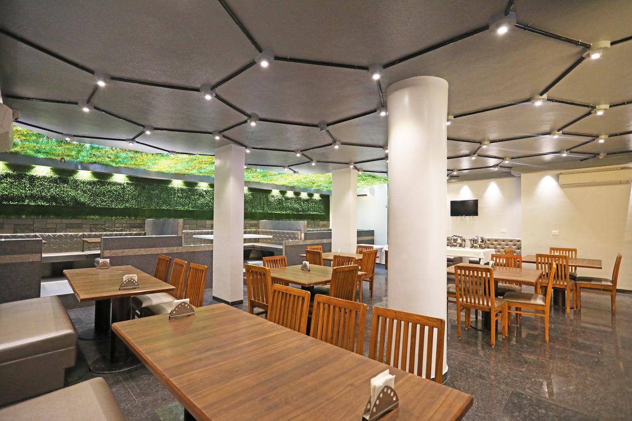 Oyo 10672 Hotel Riviera Nashik Zewnętrze zdjęcie